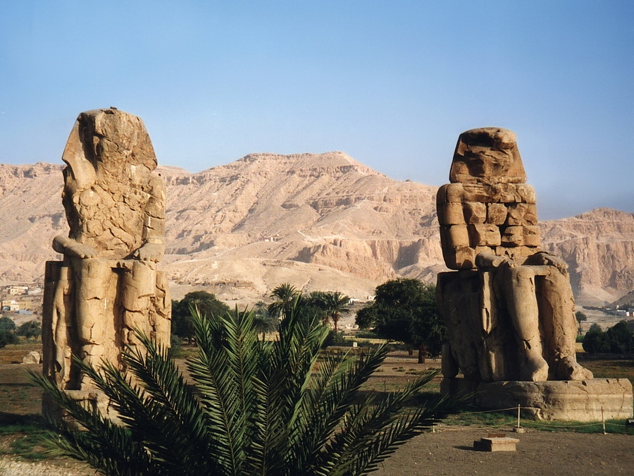 Luxor - Memnon Met de fiets trokken we rond op de westbank van Luxor. De Memnon kolossen zijn de enigste overblijfselen van een tempel. Verder bezochten we de tempel van Ramses, de tempel van Deir El Bahri, het werkmansdorp Deir El Medina, de vallei der koningen, de vallei der koninginen en tenslotte de tempel van Medinet Habu. Stefan Cruysberghs
